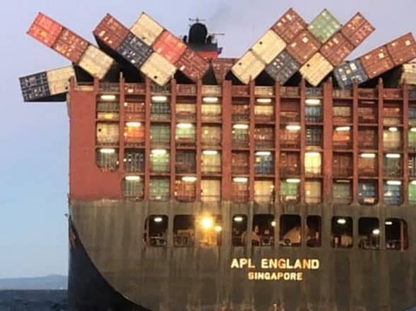 40 container rơi khỏi tàu, khẩu trang vương vãi khắp bờ biển Australia